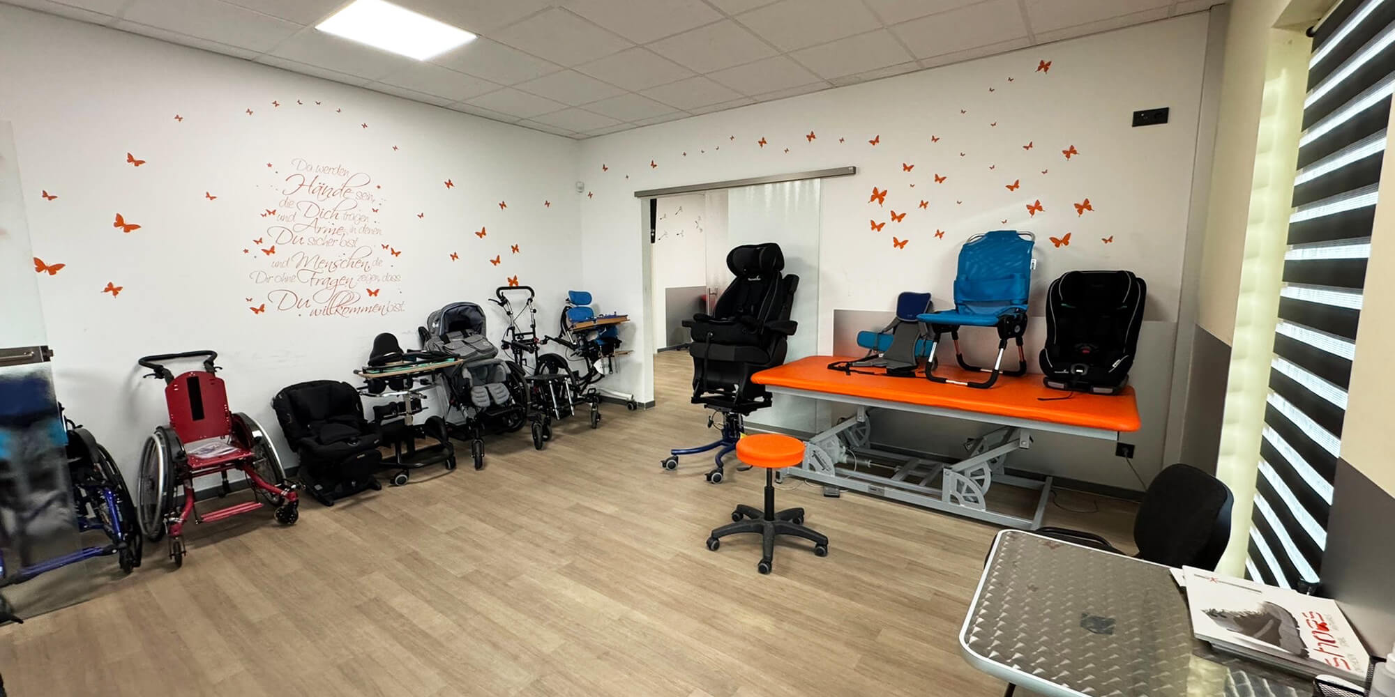 Ausstellungsraum mit verschiedenen Reha- und Sitzschalenrollstühlen zur Anpassung